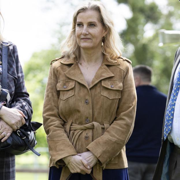 Sofía de Edimburgo tiene el bolso más deseado por las francesas (y el look de entretiempo más favorecedor)