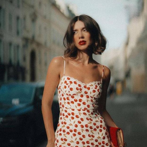 Influencer con vestido con estampado de cerezas