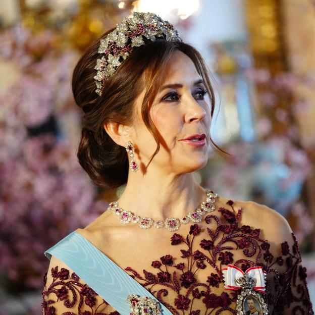 Mary de Dinamarca, con la tiara en la cena de gala con la familia real de Suecia. 