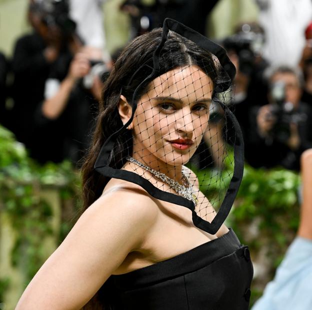 Lo que no se vio de la MET Gala: Rosalía supera a su ex, el golpe de estado contra Anna Wintour y mucha, mucha policía