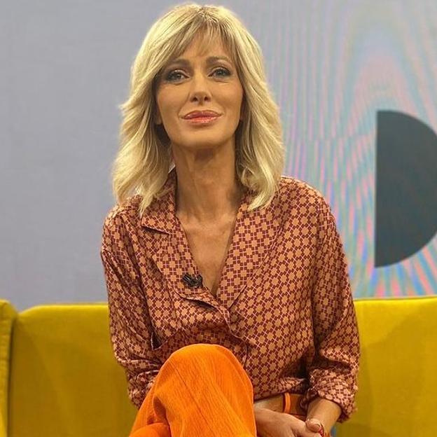 La camisa estampada más original y unos pantalones anchos con truco, el look de Susanna Griso que es perfecto para primavera