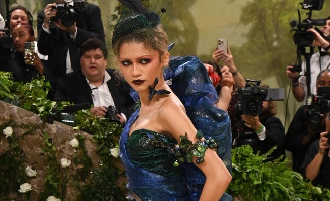 Los dos lookazos de Zendaya en la MET Gala 2024: dos vestidos dramáticos de Galliano con tocados espectaculares