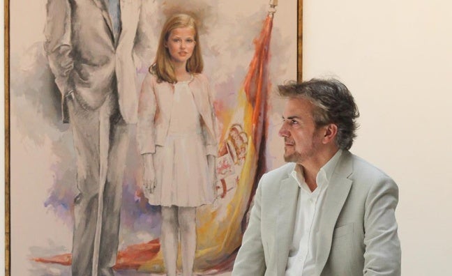 El pintor Ricardo Sanz nos cuenta cómo posaron Letizia y Felipe para él: «Son como los vemos, con mucha cercanía»