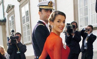 Todos los secretos del vestido rojo de Caprile con el que Letizia arrasó en la boda de Federico y Mary de Dinamarca hace 20 años