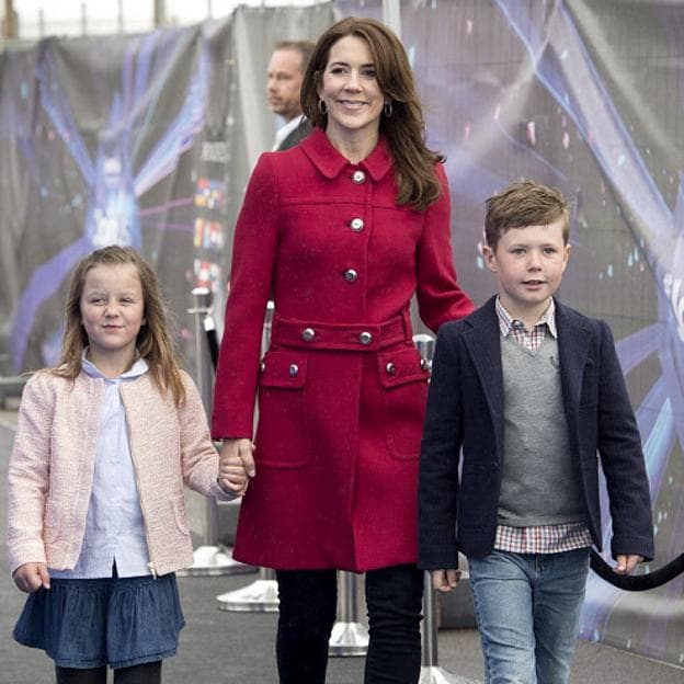 Mary de Dinamarca junto a sus hijos, Christian e Isabella en Eurovisión 2014. 