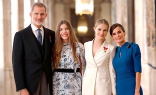 Los regalos que Felipe, Letizia y sus hijas han recibido en 2023 y su significado: abrigos exclusivos, joyas y un cupón de la ONCE