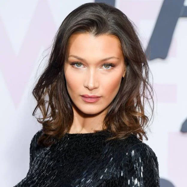 Bella Hadid con skinny brows