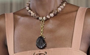 Por qué estos collares de piedras de Zara pueden elevar al instante tu look