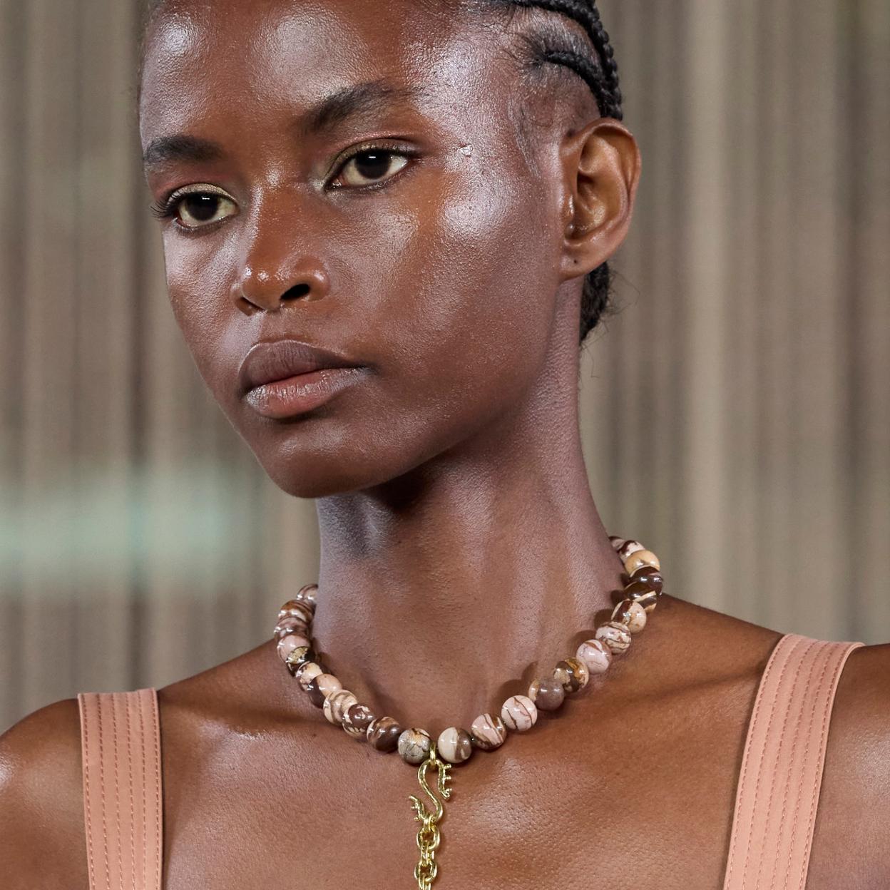 Por qué estos collares de piedras de Zara pueden elevar al instante tu look