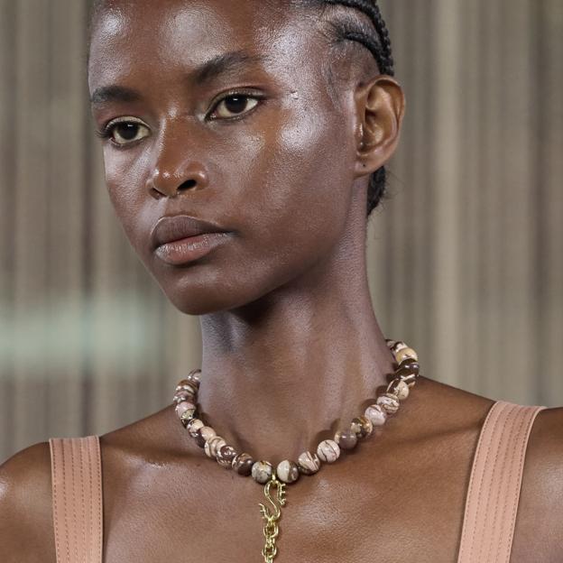 Por qué estos collares de piedras de Zara pueden elevar al instante tu look