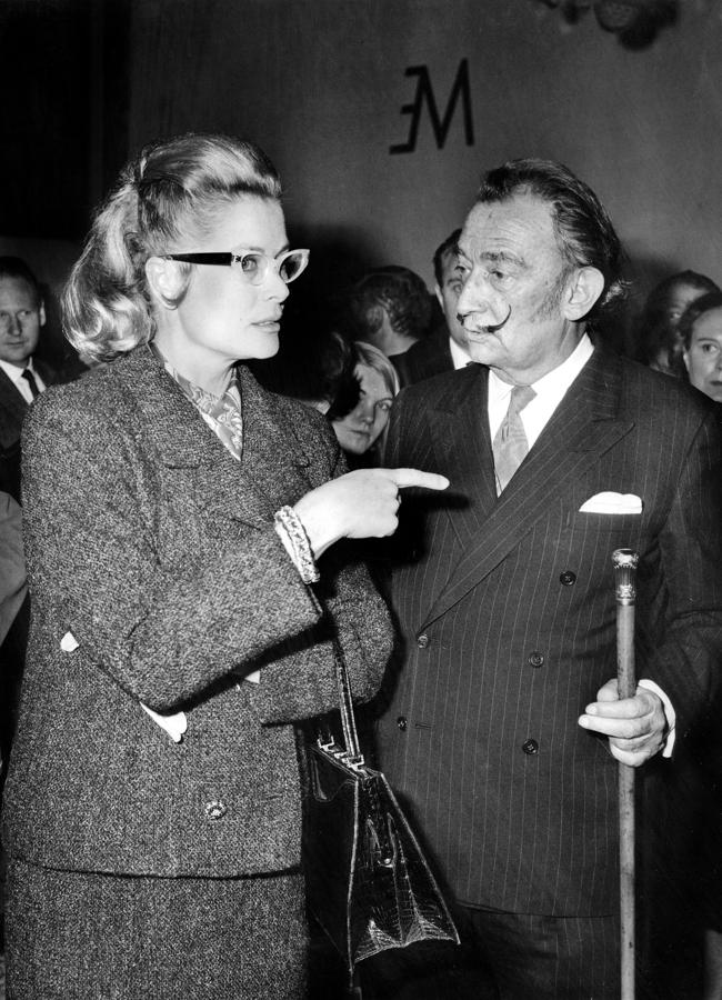 Grace Kelly con su bolso de Hermès junto a Salvador Dalí. Foto: Gtres