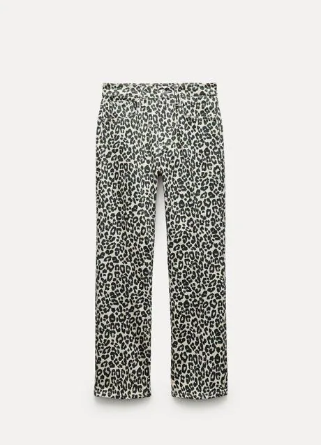 Vaqueros con estampado de leopardo de Zara (35,99 euros)