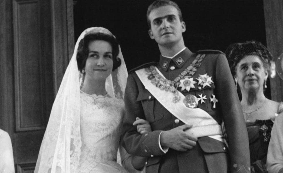 Por qué el vestido de novia de la reina Sofía sigue siendo icónico 42 años después: «Se lo podrían haber puesto cualquiera de las infantas»