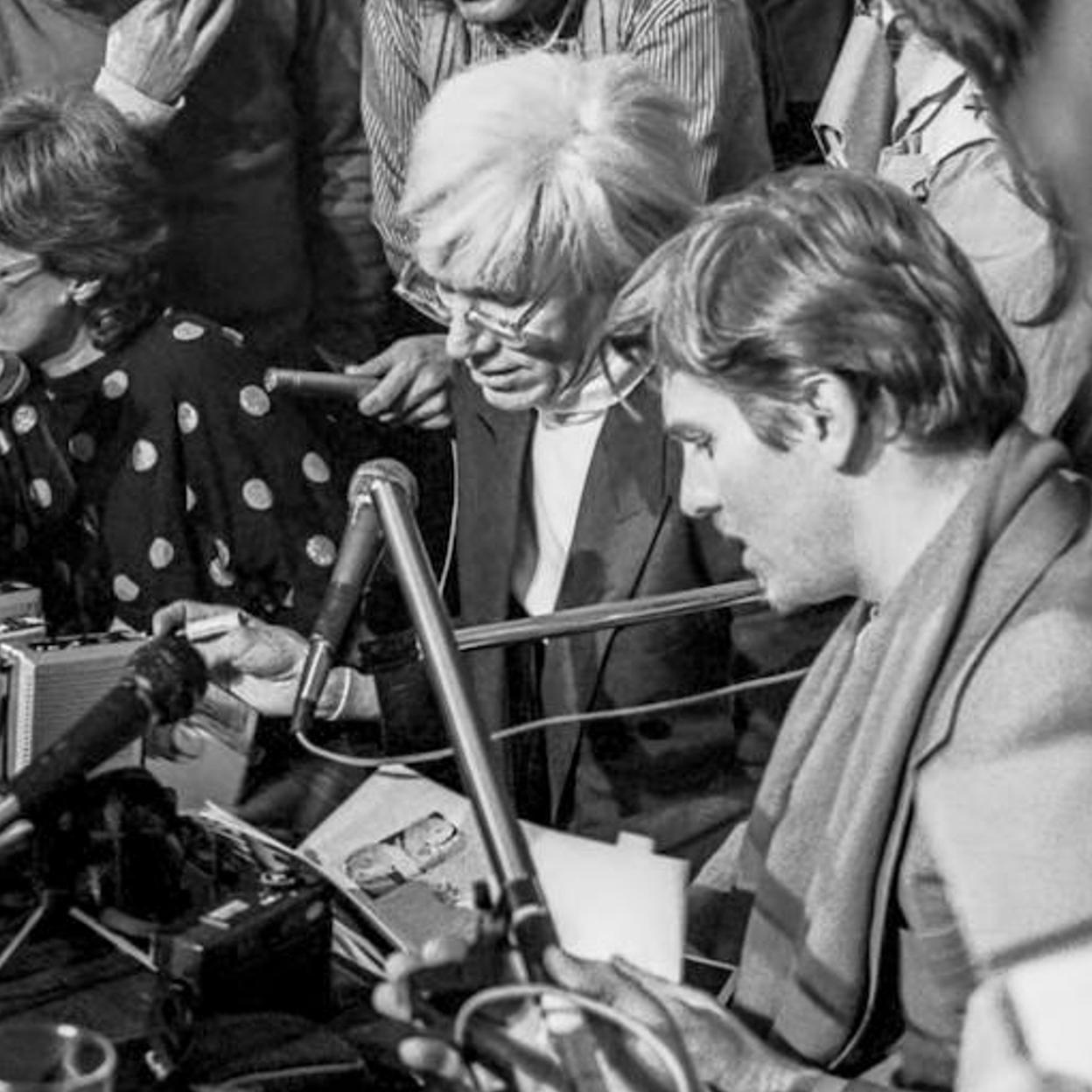 Andy Warhol, en la rueda de prensa que dio a su llegada a Madrid./javier porto