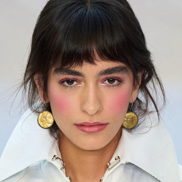 Este es el iluminador rosa que uso como colorete y como sombra de ojos