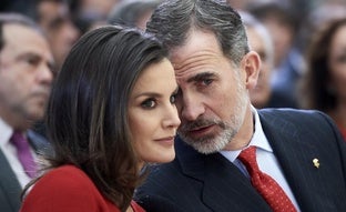 Felipe y Letizia, contra viento y marea: los ataques que ha recibido el matrimonio de los reyes en sus 20 años de casados