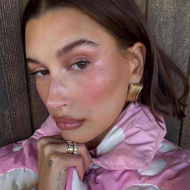 Un experto maquillador explica cómo conseguir el sunset blush, la técnica de colorete que deja un tono saludable y veraniego