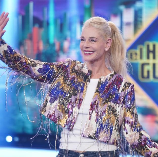 De dónde es la preciosa chaqueta que Belén Rueda ha combinado con pantalones pitillo en El Hormiguero