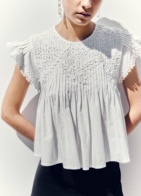 Blusa blanca de Sfera (35,99 euros)