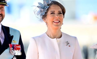 El precioso look de Mary de Dinamarca en el 20 aniversario de su boda: una chaqueta muy elegante con falda estampada