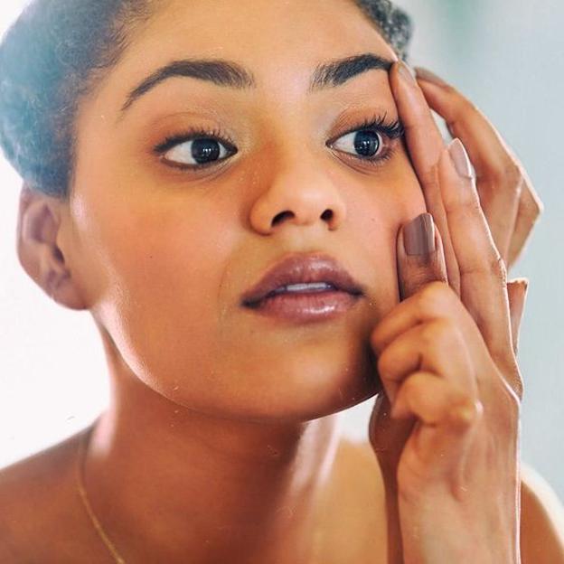 Mujer examinando sus ojos