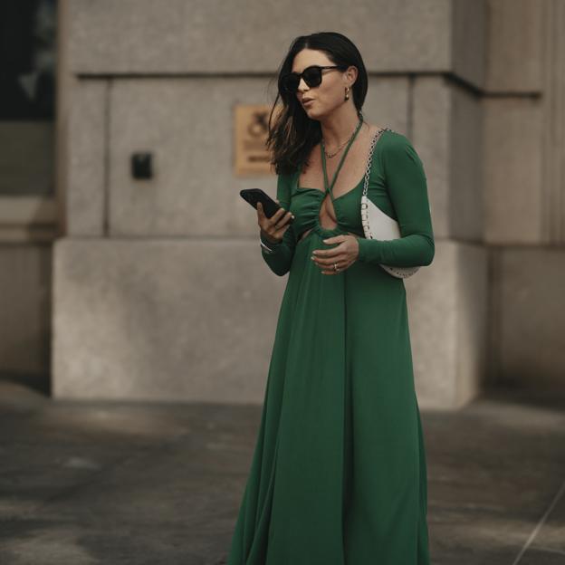 Prendas en blanco y verde para que no te piquen los mosquitos este verano