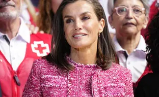 La reina Letizia estrena en Oviedo la chaqueta de Mango perfecta para el entretiempo