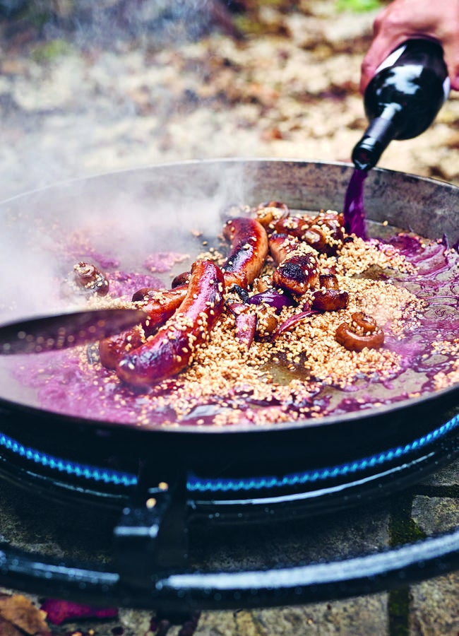 El arroz con salchicas, ceboola roja y champiñones de Omar Allbhoy, cuya receta encontramos en su recetario Paella. / Cinco Tintas - Facundo Bustamante