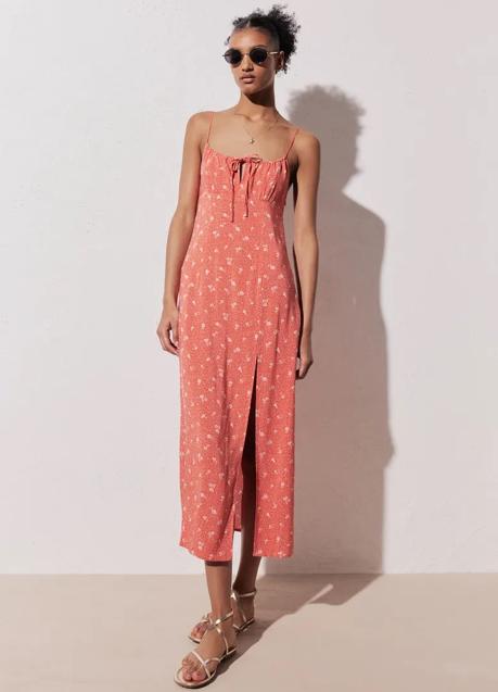 Vestido con estampado de flores de H&M (19,99 euros)