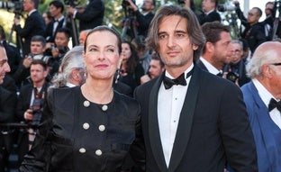 Dimitri Rassam reaparece en Cannes con su madre, Carole Bouquet: cómo está la relación con Carlota Casiraghi y Carolina de Mónaco