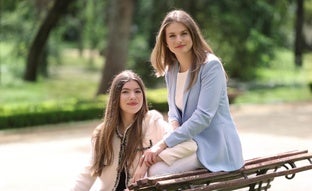 La imagen más adulta de la princesa Leonor en las fotos oficiales del 20 aniversario: look total white y blazer azul, el color de la temporada