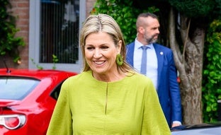 Máxima de Holanda se suma al furor del color pistacho con este vestido de lino