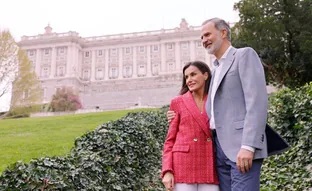 La reina Letizia repite chaqueta de Mango y look cómodo en las fotos oficiales del 20 aniversario de la boda de los reyes