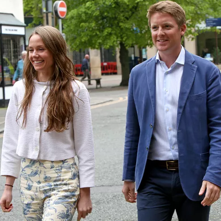 Hugh Grosvenor y su prometida, Olivia Henson cuentan los días para su boda. 