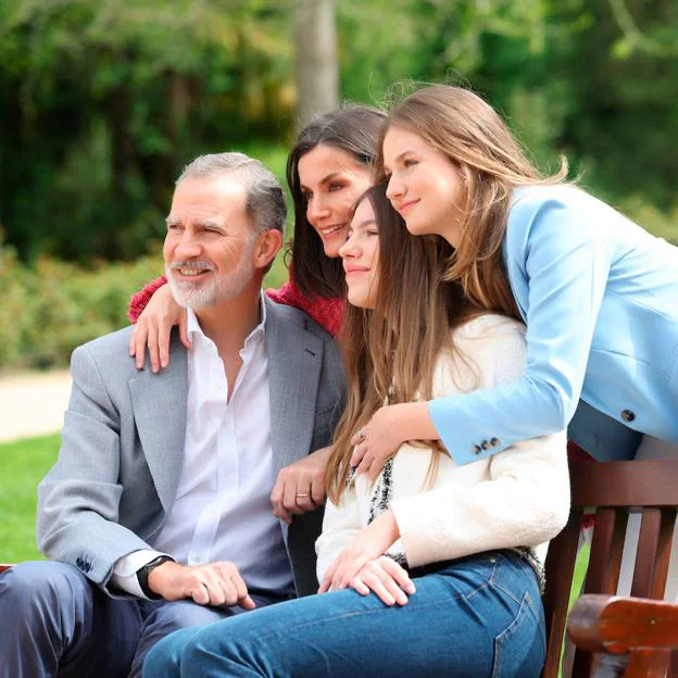 Turistas en el Palacio Real: por qué son tan tiernas las fotos oficiales de Letizia y Felipe con Leonor y Sofía para celebrar sus 20 años de casados