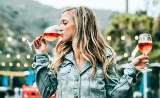 El vino rosado está de moda: recomendaciones para descubrirlo y disfrutarlo esta primavera