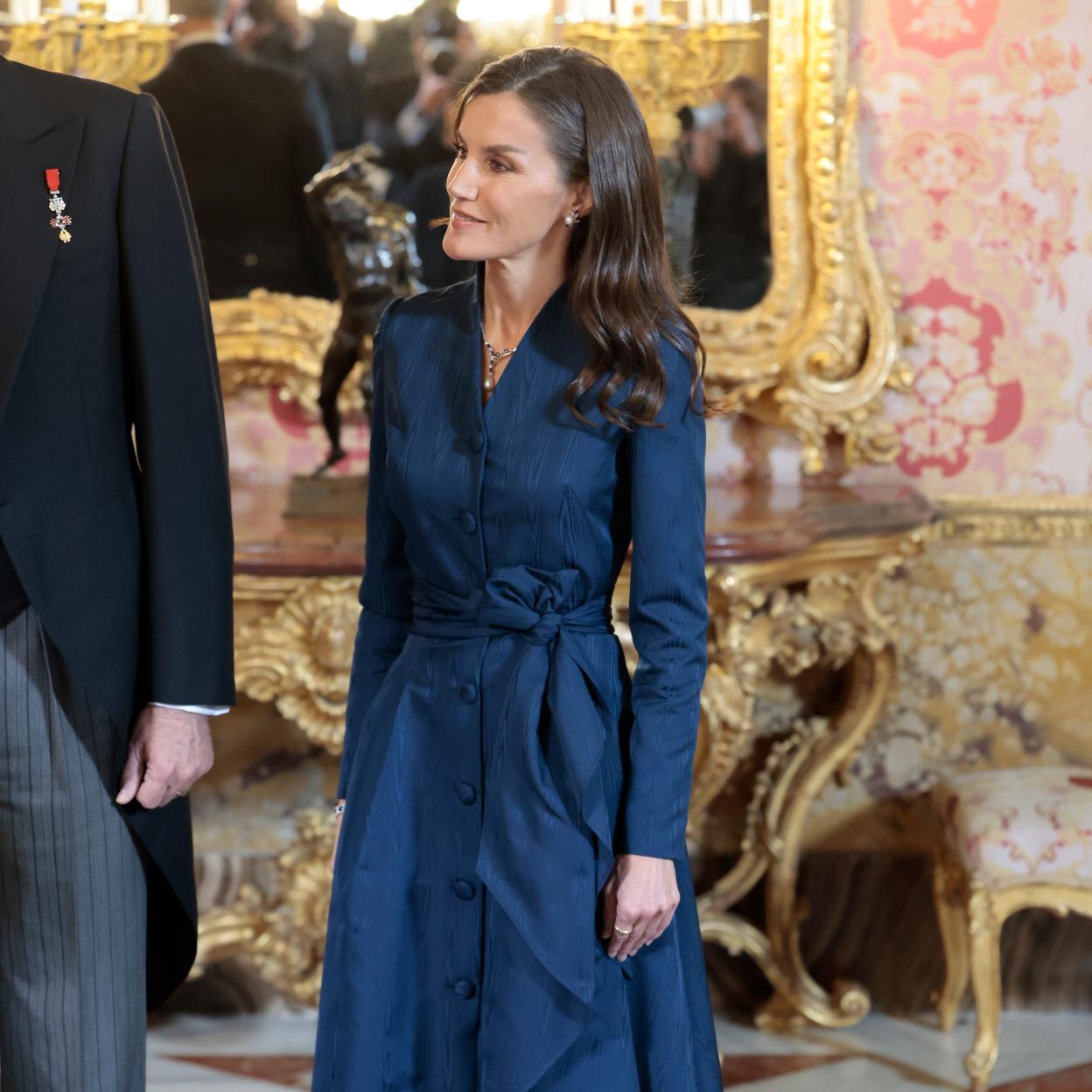 La reina Letizia con vestido azul./gtres