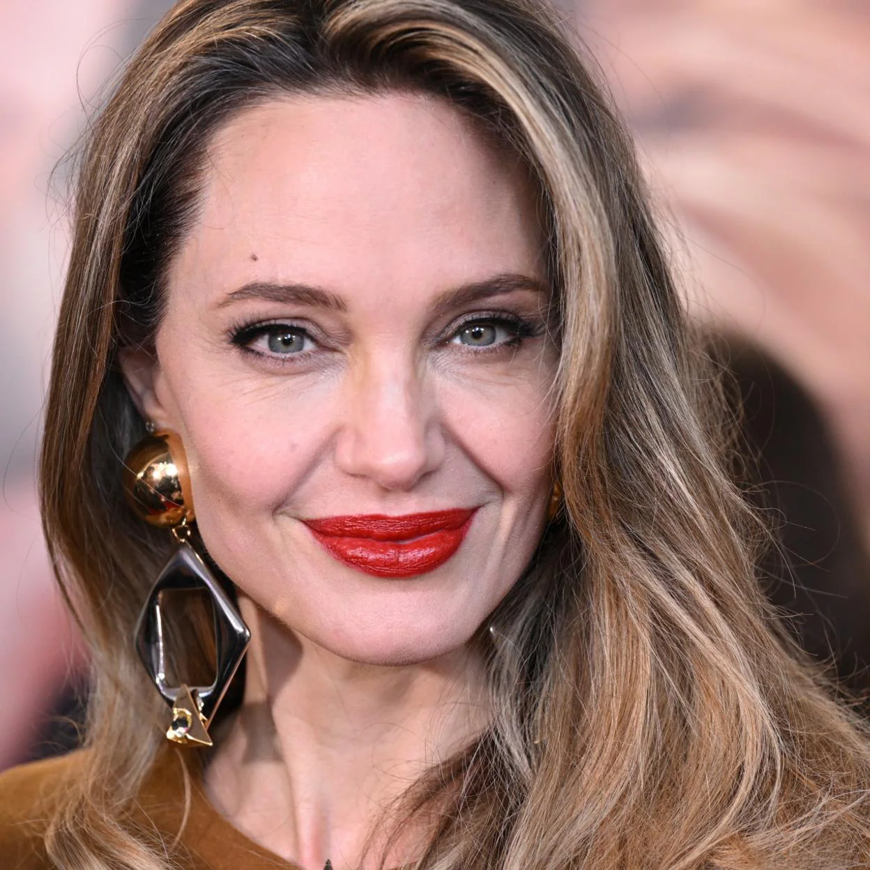 Angelina Jolie y Guerlain, su labor por la salud de las abejas | Mujer Hoy