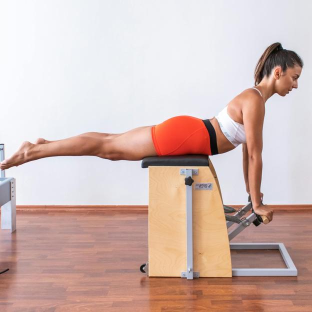 Mujer haciendo pilates