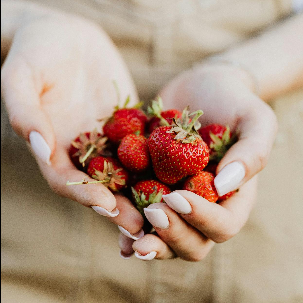 Lavar bien las fresas/PEXELS