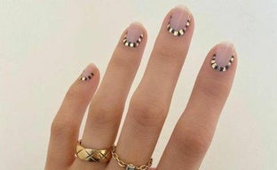 Las mejores ideas de manicura francesa invertida para llevar la versión más moderna de estas uñas clásicas