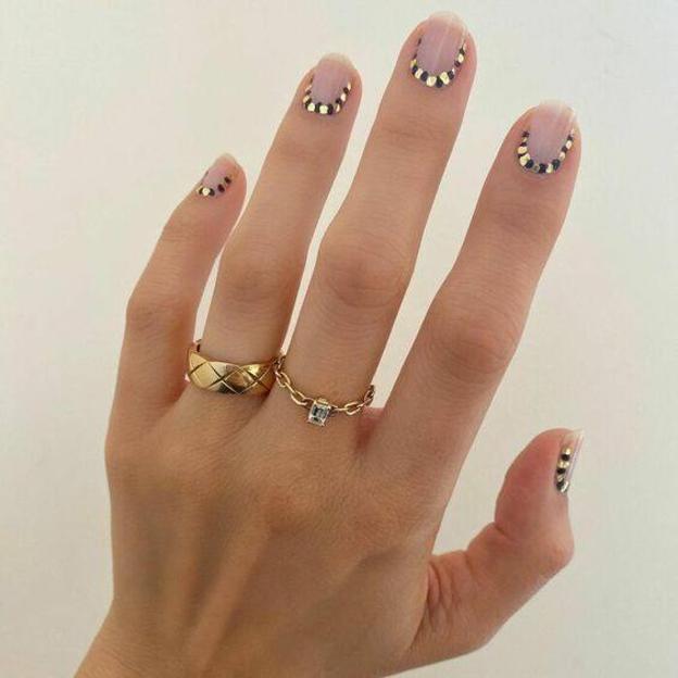 Las mejores ideas de manicura francesa invertida para llevar la versión más moderna de estas uñas clásicas