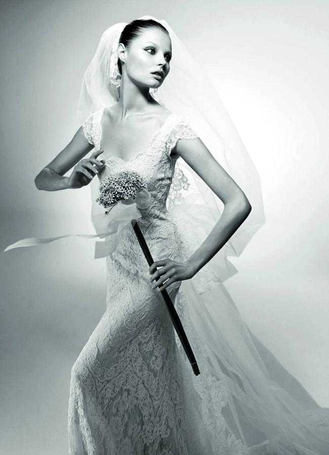 Magdalena Frackowiak con vestido de la colección de Pronovias en colaboración con Valentino (2006).