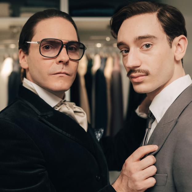 Daniel Brühl y Theodore Pellerin en una imagen de Becoming Karl Lagerfeld.