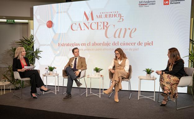 La periodista Silvia Capafons modera la charla con la Dra. Pilar López Criado (Oncóloga responsable de la Unidad Multidisciplinar de Piel y Melanoma. MD Anderson Cancer Center Madrid); el Dr. Alberto Conde Taboada (Jefe del Servicio de dermatología. MD Anderson CancerCenter Madrid), y la Dra. Ainara Soria (Responsable de Tumores Cutáneos y Tumores de Cabeza y Cuello del Servicio de Oncología Médica. Hospital Universitario Ramón y Cajal de Madrid).