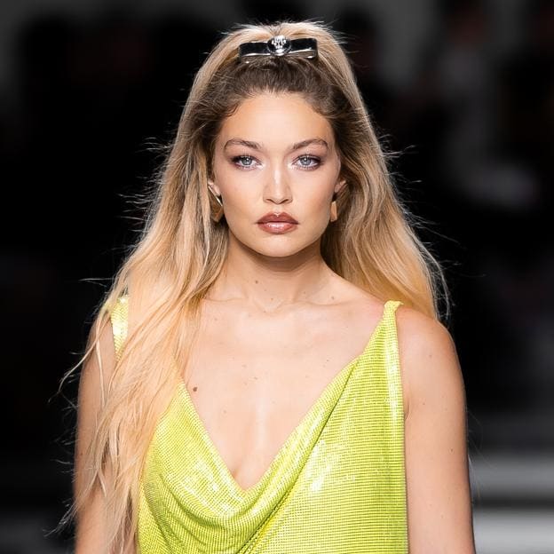 Gigi Hadid con un semirecogido.