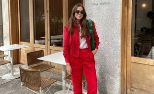 Cómo llevar los pantalones rojos, la tendencia de la temporada más favorecedora