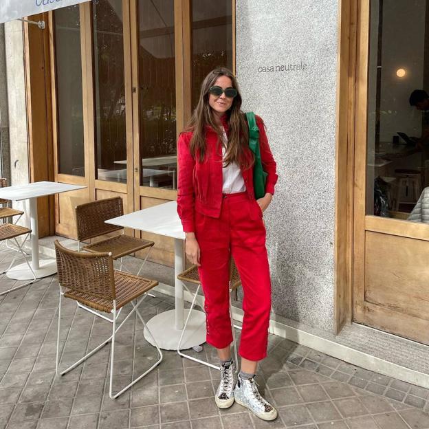 Influencer con pantalones rojos tendencia