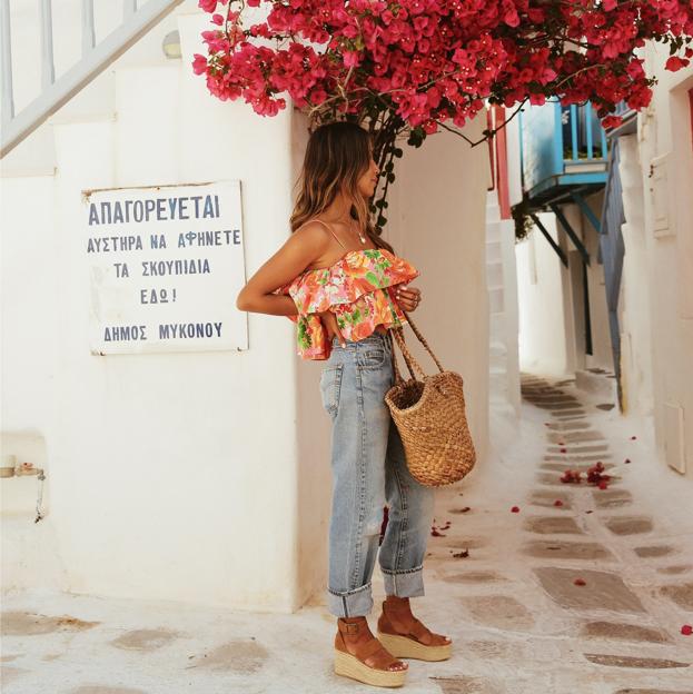 Mujer con sandalias de esparto