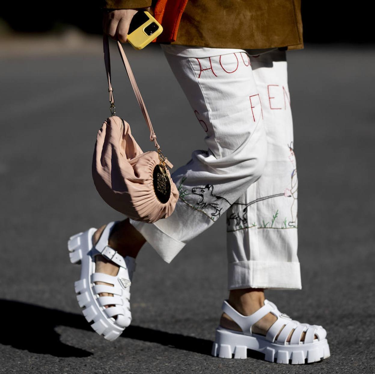 Imagen de street style con sandalias cómodas./launchmetrics spotlight